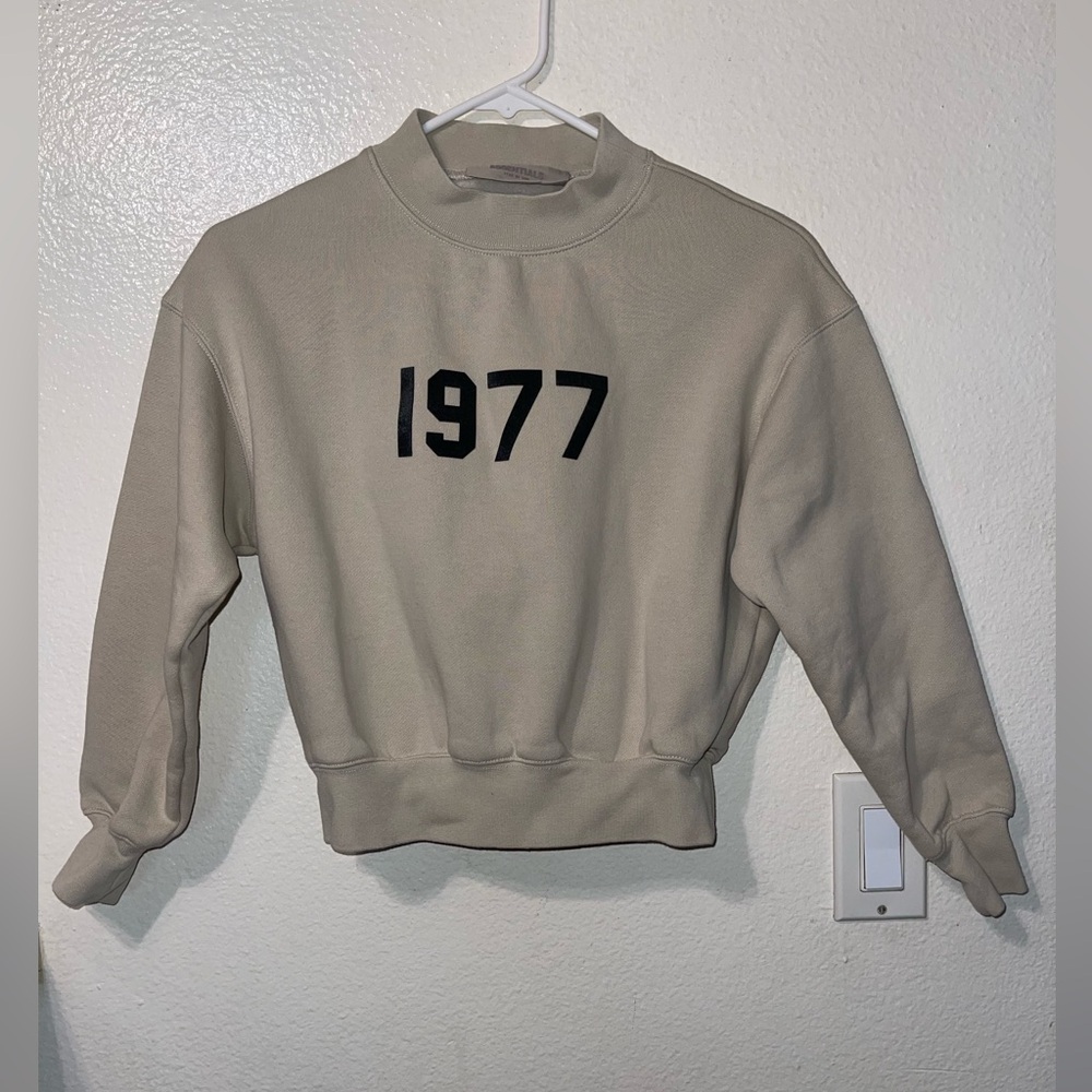 Essentials Kids Cream Sweatshirt with 1977 Design size 8 - Picture 2 of 6